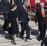 Raja Belgia Philippe ditemani Ratu Mathilde, yang memakai gaun hitam beludru, dengan aksesori choker mutiara dan veil berbahan lace. Foto: AP/Gregorio Borgia