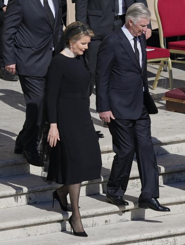 Raja Belgia Philippe ditemani Ratu Mathilde, yang memakai gaun hitam beludru, dengan aksesori choker mutiara dan veil berbahan lace. Foto: AP/Gregorio Borgia
