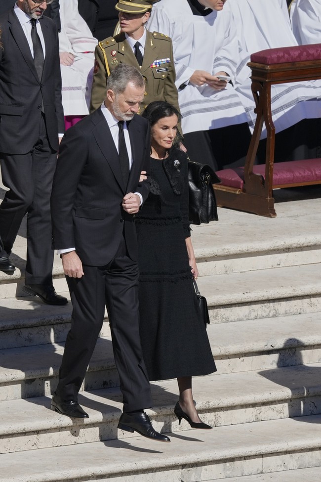 Raja Spanyol Felipe VI didampingi Ratu Letizia yang juga memilih gaun hitam berpotongan A-line, disertai veil. Busana hitam menjadi dress code wajib untuk pemakaman Paus Fransiskus, yang meninggal dunia dalam usia 88 tahun. Foto: AP/Gregorio Borgia