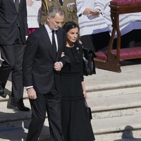 Raja Spanyol Felipe VI didampingi Ratu Letizia yang juga memilih gaun hitam berpotongan A-line, disertai veil. Busana hitam menjadi dress code wajib untuk pemakaman Paus Fransiskus, yang meninggal dunia dalam usia 88 tahun. Foto: AP/Gregorio Borgia