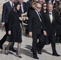 Mewakili Kerajaan Monako, Pangeran Albert hadir didampingi Putri Charlene. Sang putri tampil elegan memakai shift dress hitam lengan panjang serta veil. Dia tampak menjinjing clutch Prada berwarna senada. Foto: AP/Gregorio Borgia