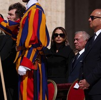 Ratu Rania terlihat mendampingi Raja Yordania Abdullah II. Dia terlihat mengenakan kerudung dan kacamata hitam di tengah para pelayat lainnya. Foto: Getty Images/Franco Origlia