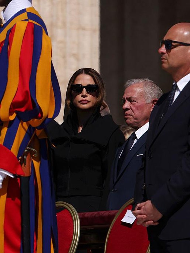 Ratu Rania terlihat mendampingi Raja Yordania Abdullah II. Dia terlihat mengenakan kerudung dan kacamata hitam di tengah para pelayat lainnya. Foto: Getty Images/Franco Origlia