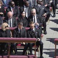 Presiden Prancis Emmanuel Macron dan Ibu Negara Brigitte Macron tak ketinggalan hadir memberikan penghormatan terakhir untuk paus pertama dari Amerika Latin tersebut. Brigitte tampil stylish dengan gaun hitam dipadu jaket a la militer dan stocking hitam. Foto: AP/Markus Schreiber