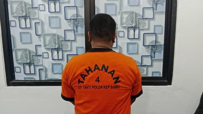 Tersangka Cing saat diamankan polisi.