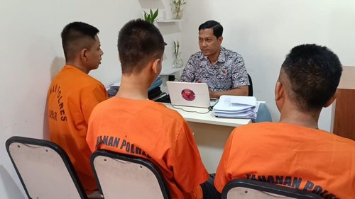 Tiga pengedar sabu lintas kabupaten di Lombok, NTB, berinisial AL, AJ, dan SH diperiksa di Mapolres Lombok Barat. (Istimewa)