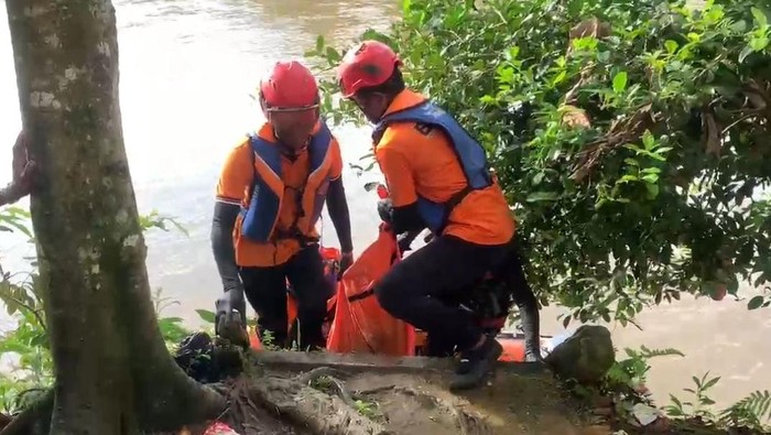 Perahu Bawa Sekeluarga Tenggelam di Sungai Kalbar, 1 Orang Tewas-1 Hilang