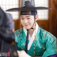 Setelah kontrak grup KPop Wanna One berakhir, Park Ji Hoon melanjutkan kariernya sebagai seorang solois dan kembali berakting. Dia merilis album solo kemudian tampil di drama Korea Flower Crew: Joseon Marriage Agency (2019) sebagai mak comblang di era Joseon. Foto: Instagram