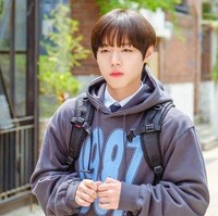 Aktor kelahiran 29 Mei 1999 itu akhirnya mendapatkan peran utama pertamanya lewat drama Korea Love Revolution (2020). Project yang diadaptasi dari webtoon itu mengikuti kisahnya sebagai siswa SMA yang berusaha memperebutkan hati Lee Ruby, siswi cantik dari kelas tetangga. Foto: Instagram