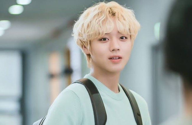 Di tahun 2021, Park Ji Hoon tampil beda dengan rambut pirang untuk drama adaptasi webtoon At a Distance Spring is Green. Dia berhasil membawa pulang piala Best New Actor dari KBS Drama Awards berkat kemampuan aktingnya sebagai mahasiswa yang berasal dari keluarga kaya namun dihantui trauma masa kecilnya. Foto: Instagram