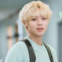Di tahun 2021, Park Ji Hoon tampil beda dengan rambut pirang untuk drama adaptasi webtoon At a Distance Spring is Green. Dia berhasil membawa pulang piala Best New Actor dari KBS Drama Awards berkat kemampuan aktingnya sebagai mahasiswa yang berasal dari keluarga kaya namun dihantui trauma masa kecilnya. Foto: Instagram