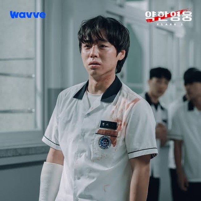 Tahun 2022 menjadi titik balik karier Park Ji Hoon sebagai pemain utama drama Korea Weak Hero Class 1. Imej imutnya lepas setelah menunjukkan keberanian sebagai Yeon Si Eun. Siswa SMA pendiam yang fokus belajar namun tidak takut melawan para perundung di sekolahnya. Foto: Instagram