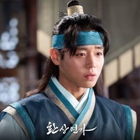 Julukan “aktor spesialis drama adaptasi webtoon” telah melekat pada Park Ji Hoon. Sebab hampir semua project yang diterimanya digarap dari webtoon populer Korea. Dia sempat memerankan karakter putra mahkota berkepribadian ganda di drama Korea Love Song for Illusion (2024). Foto: Instagram