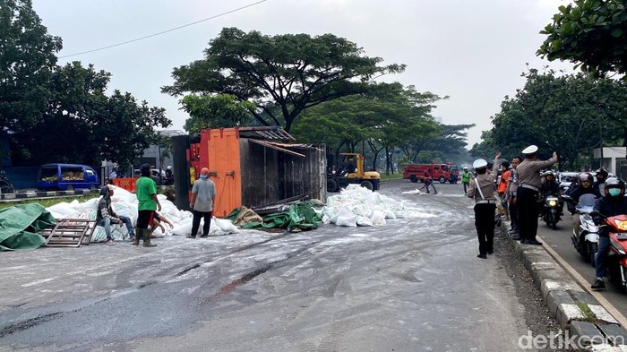 Truk muatan terigu alami kecelakaan lalu lintas tunggal di Jalan Soekarno Hatta, Bandung