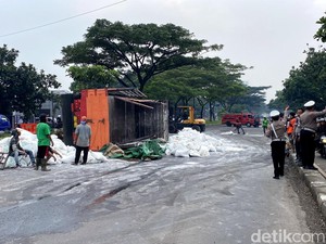 Truk Terigu Terguling di Jalan Soekarno Hatta Bandung