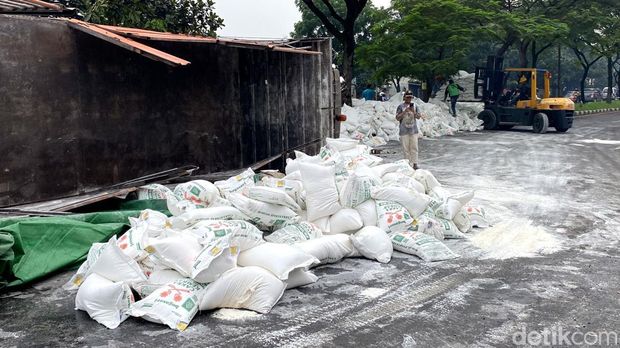 Truk muatan terigu alami kecelakaan lalu lintas tunggal di Jalan Soekarno Hatta, Bandung