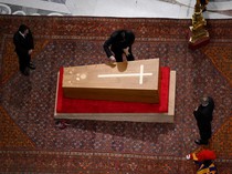 Video Momen Peti Jenazah Paus Fransiskus Disegel Jelang Pemakaman