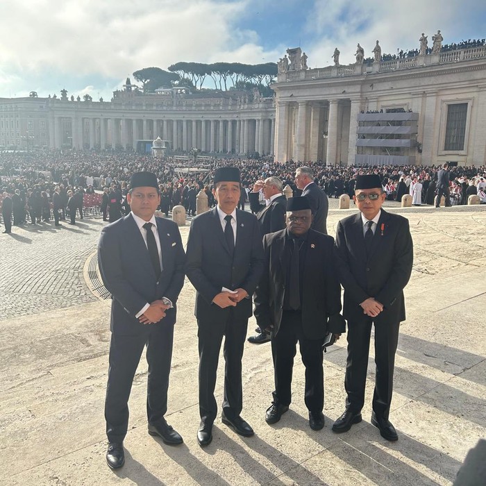 Utusan khusus Presiden Prabowo Subianto berada di Basilika Santo Petrus untuk mengikuti prosesi pemakaman pemimpin Gereja Katolik sedunia, Paus Fransiskus. (dok Istimewa)