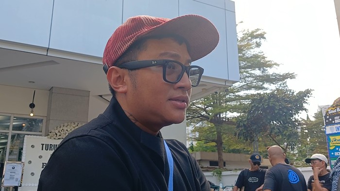 Vokalis Pee Wee Gaskins saat menyambangi rumah duka Ricky Siahaan.