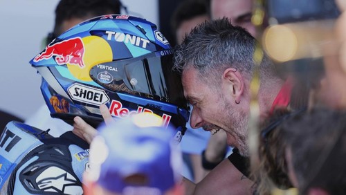 Spains rider Alex Marquez of the BK8 Gresini Racing MotoGP, left, celebrates his victory with team members after the MotoGP race of the Grand Prix of Spain, at the Angel Nieto racetrack in Jerez de la Frontera, Spain, Sunday, April 27, 2025. (AP Photo/Jose Breton)