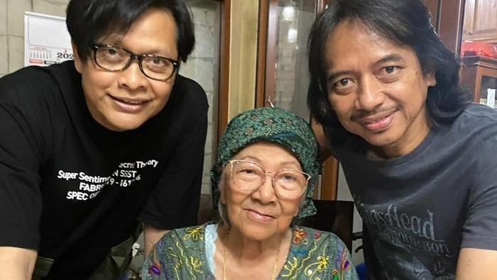 Armand Maulana dan Dewa Budjana bersama Bunda Iffet.