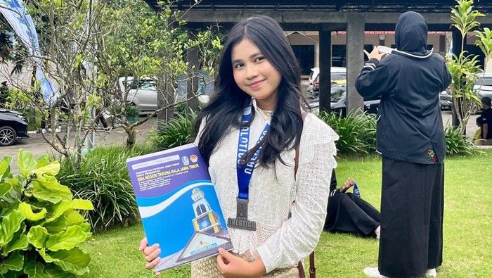 Azkarana Rectaversa Almadira, siswi SMAN Sidoarjo yang terpilih sebagai perwakilan satu-satunya dari Indonesia dalam  Asian Girls Campaign di Taiwan.