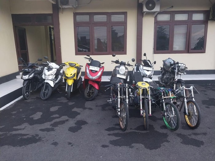 Sejumlah kendaraan diduga terlibat dalam balap liar di Jalan Menden, Kecamatan Kradenan, Blora diamankan petugas, Minggu (27/4/2025).