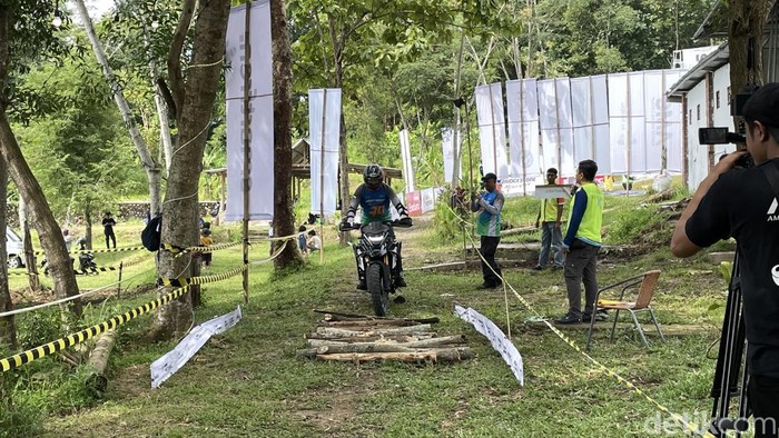 Para biker saat unjuk keterampilan motor adventure di Kulon Progo, Sabtu (26/4/2025).