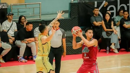 Pemain Bali United Basketball, Ida Bagus Ananta Wisnu Putra (merah) menguasai bola dari hadangan pemain Kesatria Bengawan Solo, Minggu (27/4/2025).