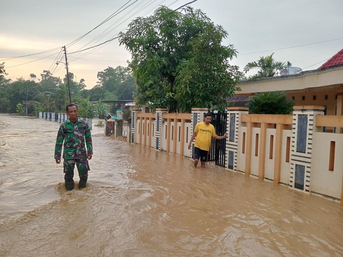 Banjir melanda Desa Angkatan Lor Kecamatan Tambakromo Pati karena tanggul Sungai Godo jebol, Minggu (27/4/2025).