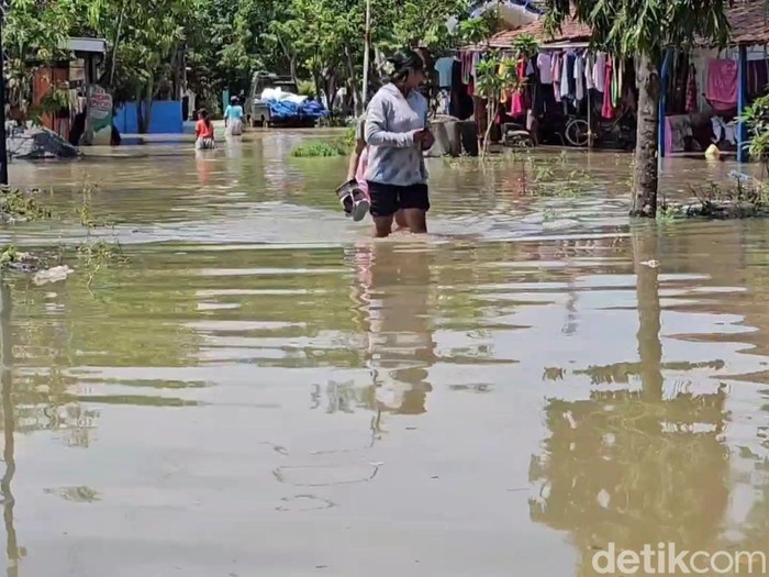 Kondisi banjir di wilayah permukiman Desa Ketitang Wetan Kecamatan Batangan, Minggu (27/4/2025).