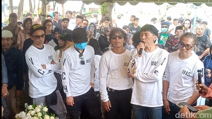 Bimbim menerangkan kronologi kepergian Bunda Iffet di TPU Karet Bivak, Jakarta, pada Minggu (27/4/2025). Bimbim menerangkan kronologi kepergian Bunda Iffet di TPU Karet Bivak, Jakarta, pada Minggu (27/4/2025).