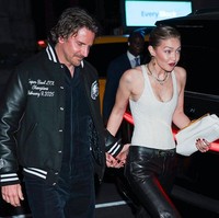 Cooper sendiri merupakan ayah dari Lea (7), hasil hubungannya dengan mantan kekasihnya, Irina Shayk. Sementara itu, Hadid memiliki seorang putri, Khai (4), dari hubungannya dengan mantan personel One Direction, Zayn Malik. Hadid dan Malik berpisah pada 2021 setelah lebih dari dua tahun berpacaran. (Foto: Aeon/GC Images)