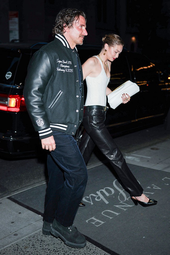 Pada Maret lalu, Hadid sempat membahas hubungannya dalam wawancara dengan Vogue, mengatakan bahwa penting untuk mengetahui apa yang diinginkan dan pantas diterima dalam sebuah hubungan. Ia juga memuji Cooper sebagai sosok yang memberinya dukungan dan kepercayaan diri. (Foto: Aeon/GC Images)