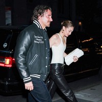 Pada Maret lalu, Hadid sempat membahas hubungannya dalam wawancara dengan Vogue, mengatakan bahwa penting untuk mengetahui apa yang diinginkan dan pantas diterima dalam sebuah hubungan. Ia juga memuji Cooper sebagai sosok yang memberinya dukungan dan kepercayaan diri. (Foto: Aeon/GC Images)