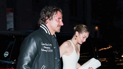 Foto: Gigi Hadid dan Bradley Cooper Gandengan, Cincin di Jari Manis Disorot