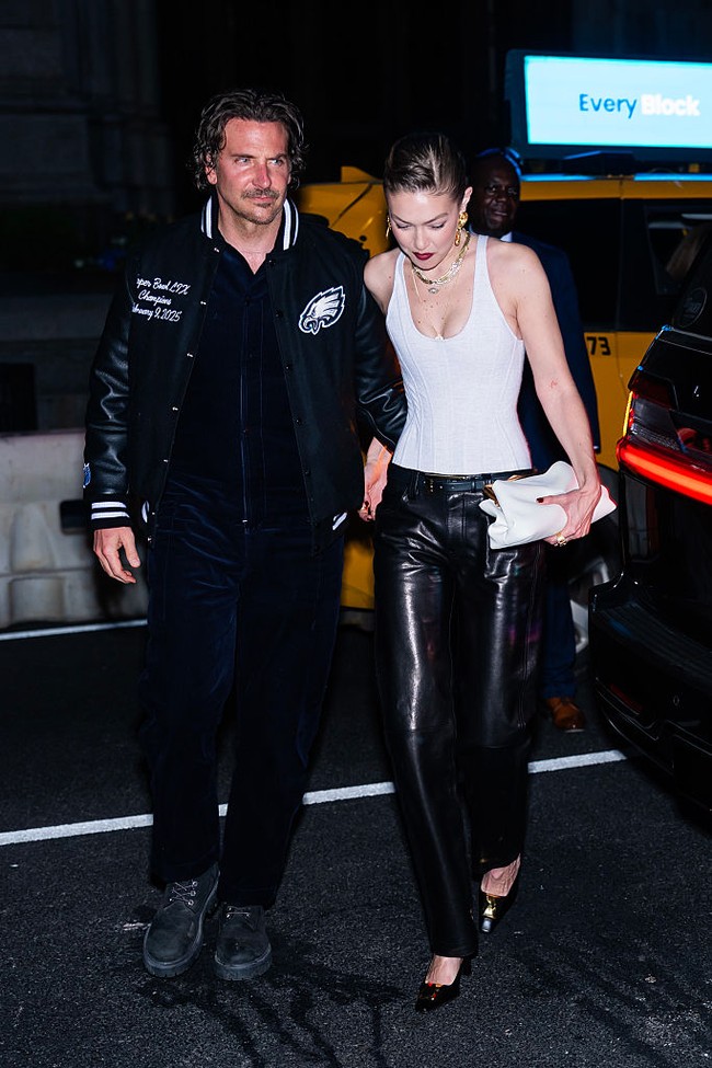 Seperti dilansir dari PageSix, cincin tersebut memantik spekulasi Bradley telah melamar Gigi. Rumor kedekatan Hadid dan Cooper pertama kali mencuat pada akhir 2023 setelah keduanya terlihat makan malam bersama. (Foto: TheStewartofNY/GC Images)