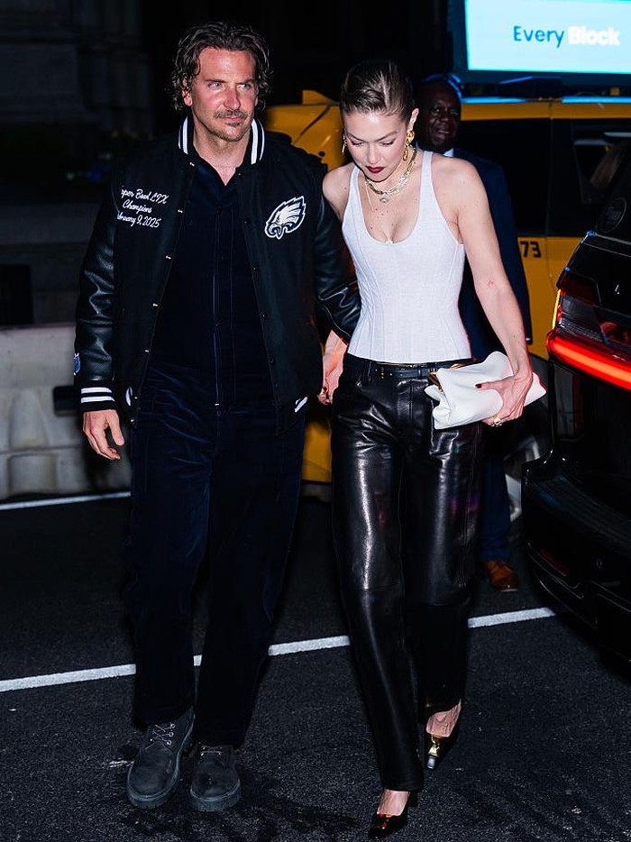 Bradley Cooper dan Gigi Hadid NEW YORK, NEW YORK - APRIL 25: Bradley Cooper (L) and Gigi Hadid are seen attending her 30th Birthday at Le Chalet in Midtown on April 25, 2025 in New York City. (Photo by TheStewartofNY/GC Images)