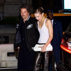 Ciuman Gigi Hadid Tanda Pacari Bradley Cooper