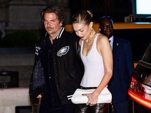 Ciuman Gigi Hadid Tanda Pacari Bradley Cooper