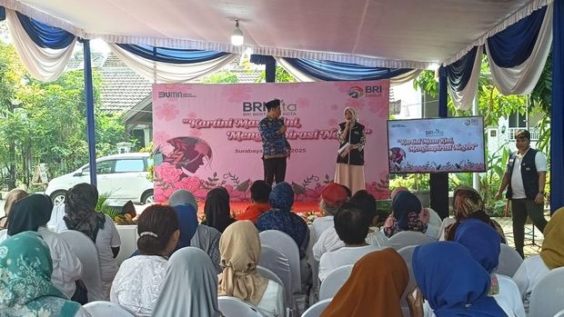 Penyerahan bantuan BRInita ke kelompok petani urban farming Kosagrha Surabaya secara simbolis