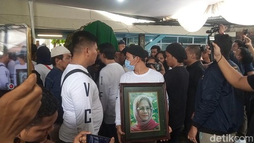 Bimbim Slank di pemakaman Bunda Iffet.