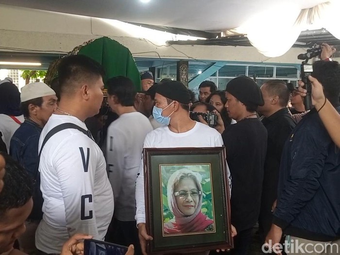 Bimbim Slank di pemakaman Bunda Iffet.