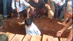 Potret Bimbim Slank Turun ke Liang Lahad dan Peluk Foto Bunda Iffet