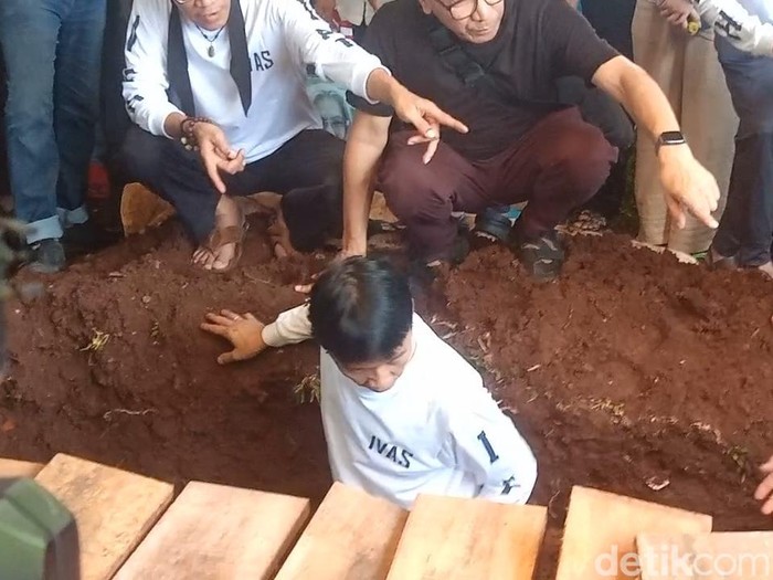 Bunda Iffet Bimbim Slank di pemakaman Bunda Iffet.