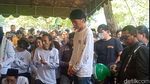 Potret Bimbim Slank Turun ke Liang Lahad dan Peluk Foto Bunda Iffet