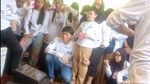 Potret Bimbim Slank Turun ke Liang Lahad dan Peluk Foto Bunda Iffet