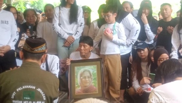 Potret Bimbim Slank Turun ke Liang Lahad dan Peluk Foto Bunda Iffet