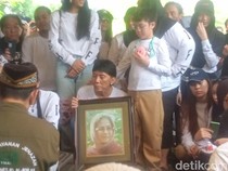 Potret Bimbim Slank Turun ke Liang Lahad dan Peluk Foto Bunda Iffet