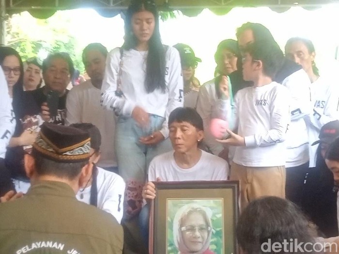 Bimbim Slank di pemakaman Bunda Iffet.